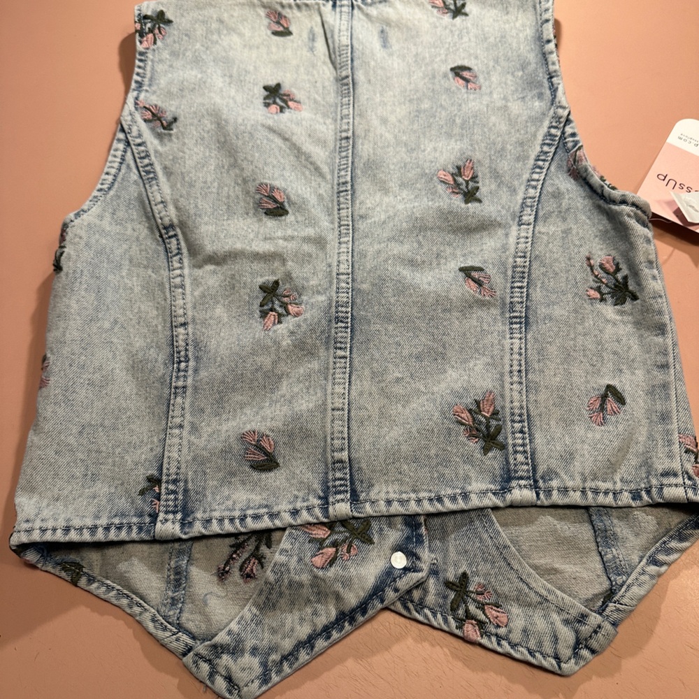 NWT Stoosh Denim Vest with pink floral embroidery - Picture 2 of 6